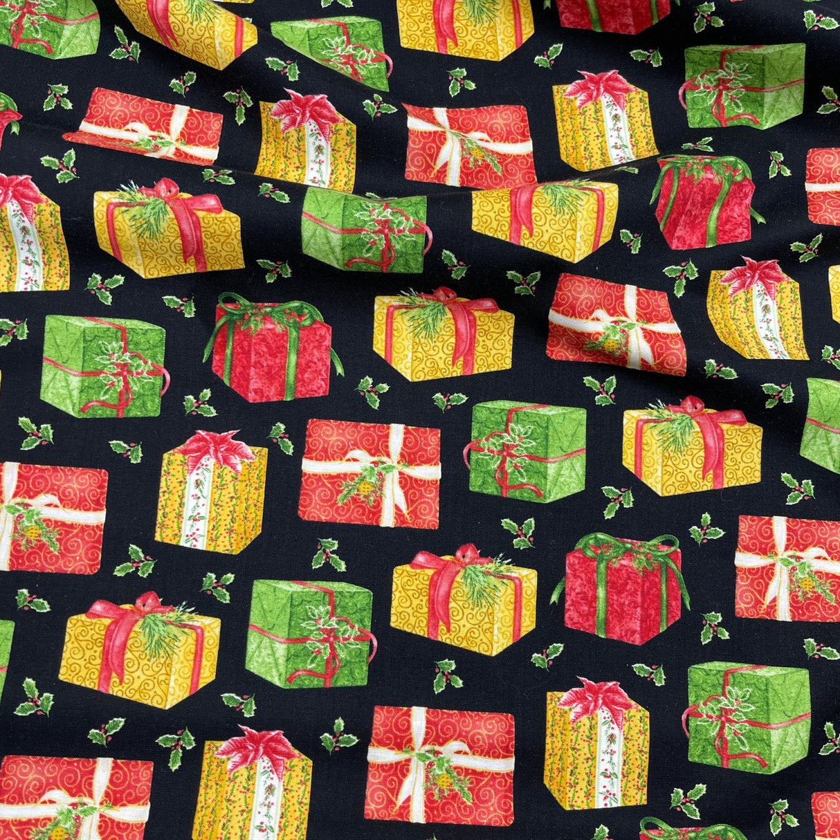 Christmas Elegance fabric 100% Cotton Quilting fabric Henry Glass HG9932-99