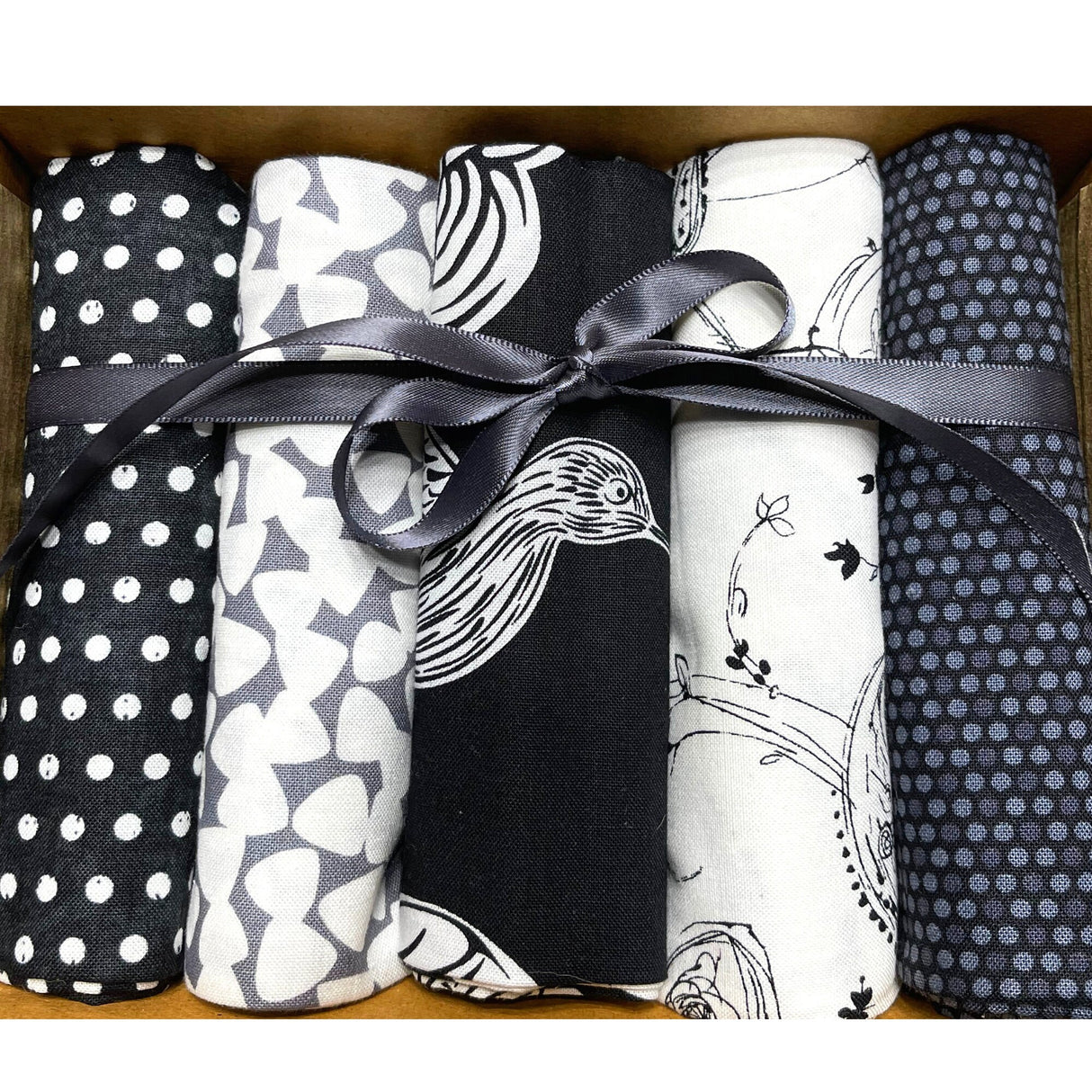 Black & White Fat Quarter Gift Box Out of Print Quilting Cotton Fabric 5 Fat Quarters